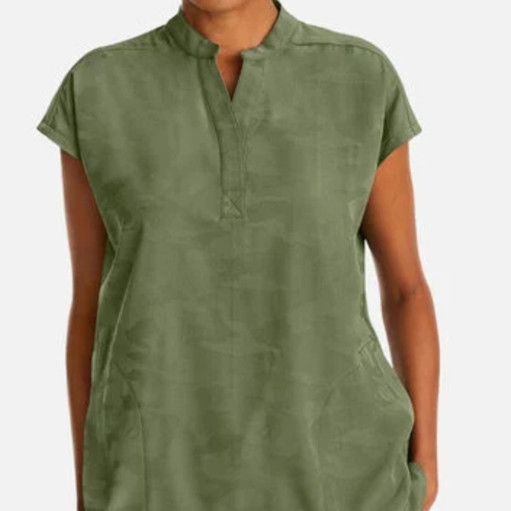 Healing hands purple label camo top in Olive - size XS